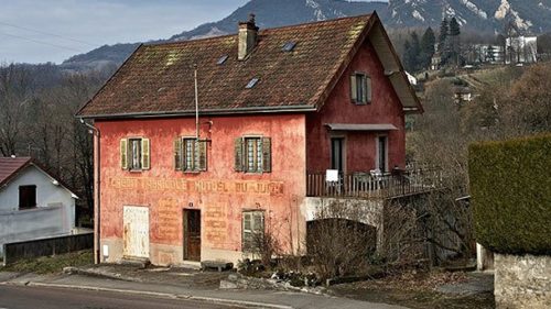 Photo d'un bâtiment très ancien du Crédit Agricole du Jura
