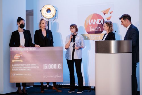Quatre femmes présentent le grand chèque de 5 000€ qui représentent une dotation financière offerte par le Handitech Trophy et Crédit Agricole S.A.