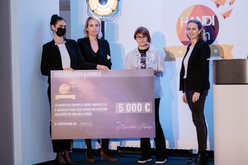 Quatre femmes présentent le grand chèque de 5 000€ qui représentent une dotation financière offerte par le Handitech Trophy et Crédit Agricole S.A.