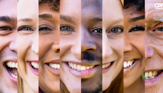 Différents visages souriants coupés de nationalités et âges différents