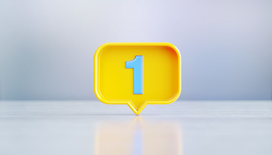 Chiffre 1 en bleu dans une bulle rectangulaire jaune. Yellow Speech Bubble Shape With Blue Number 1 Sitting Before Silver Defocused Background